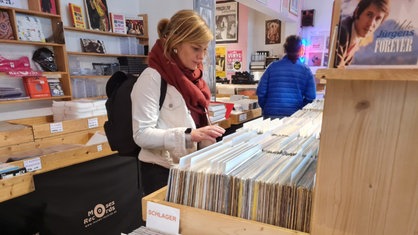 Ann-Kristin Pott in einem Schallplattenladen