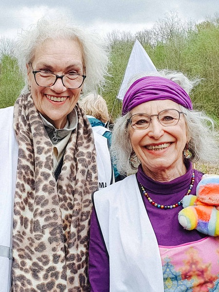 v. l. Carina Grabowski und Melani Becker. Sie lächeln.