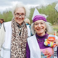 v. l. Carina Grabowski und Melani Becker. Sie lächeln.