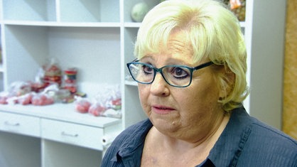Karin Schmaling, Leiterin der Eschweiler Tafel schaut betroffen in die Kamera.