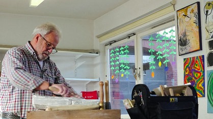 Günter Döker arbeitet an einem seiner Kunstprojekte.