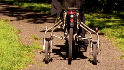 Am Fahrrad von Lübbers sind hinten zwei Vollgummireifen als Stützräder montiert