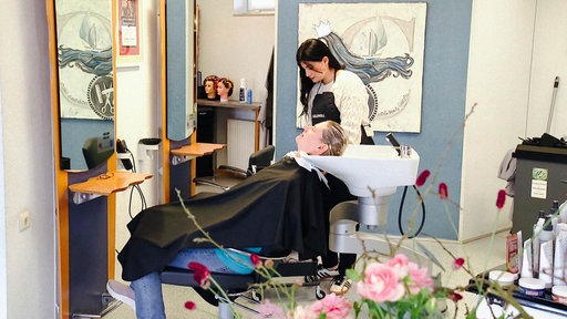 Miryam Suleiman färbt in einem Friseursalon in Ahlen einer Kundin die Haare