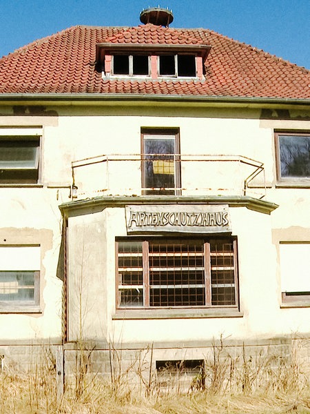 Die Außenaufnahme eines freistehenden Hauses