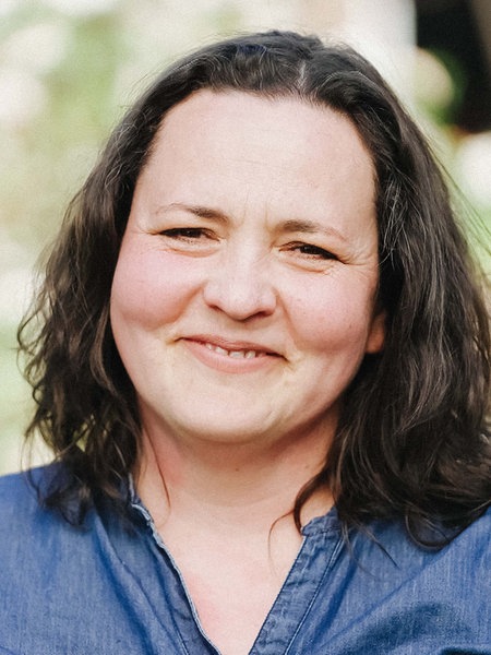 Eine Nahaufnahme von Olivia Brandt. Sie lächelt.