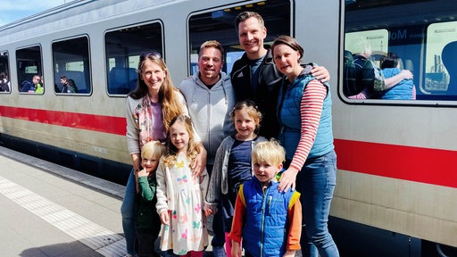 Die Familien Apken und Vollmer-Lentmann am Bahnhof Norddeich vor einem Zug