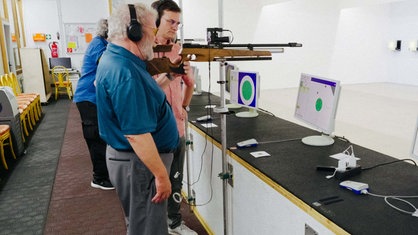 Jürgen Klamann und Trainer Gunnar Frisch stehen gemeinsam am Schießstand.