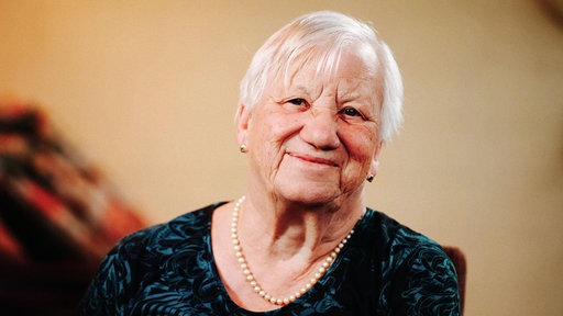 Angelika Böning, eine ältere Frau mit kurzen grauen Haaren, im Portrait