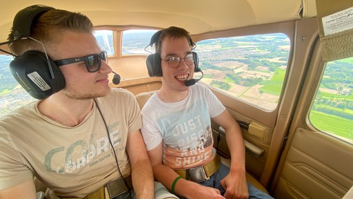 Jannik Schlatt und Mattis Fragemann im Flugzeug