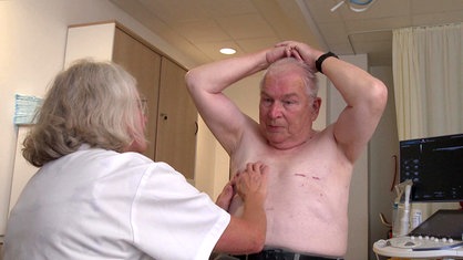 Ärztin Dorothé Dupont tastet die Brust ihres Patienten Ernst Sprick ab