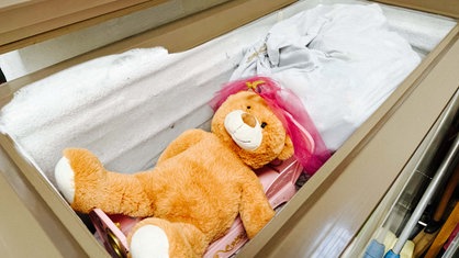 Ein Teddybär mit rosa Schleier