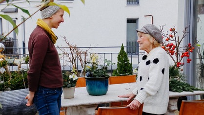Edith Clemens rechts und ihr Buddy Johanna Tückmantel links auf der Terrasse von Clemens.