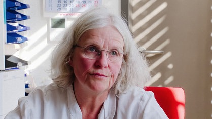 Ärztin Dorothé Dupont Behandlungszimmer ihrer Praxis.