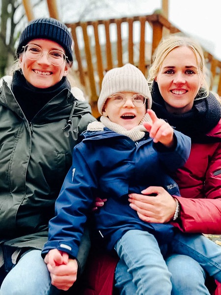 Die Mütter Lisa und Anna-Lena Heidemann sitzen zusammen mit ihrem dreijährigen Sohn Joris auf einem Spielplatz