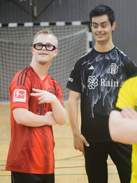 Vier Jungendliche des Fußballvereins Team Bananenflanke stehen nebeneinander