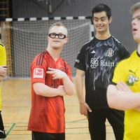 Vier Jungendliche des Fußballvereins Team Bananenflanke stehen nebeneinander
