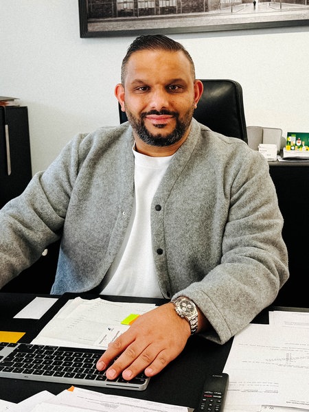 Ercüment Salman an einem Schreibtisch