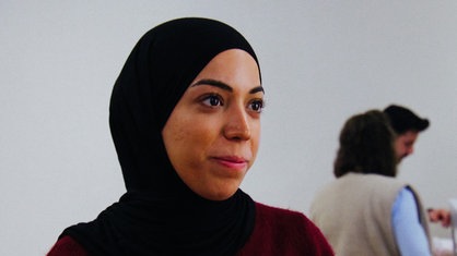 Merve Ertanriverdi in dem Raum, wo das Fastenbrechen stattfindet. 