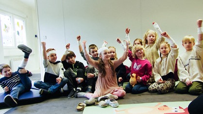 Eine Gruppe Kinder mit Verbänden bei einem Erste-Hilfe Kurs.