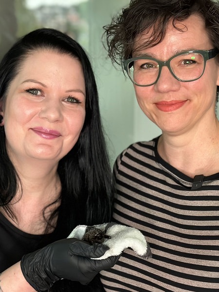 Daniela Kumbein und Mareike Grosch mit einer Fledermaus