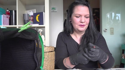 Daniela Kumbein hält eine Fledermaus in den Händen