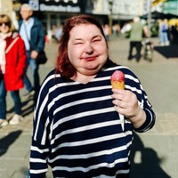 Eine Frau steht mit einem Eis in der Hand in der Siegburger Innenstadt