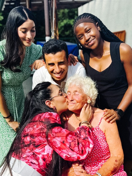 Talel Jouini, Horline Bognou Takuete, Ons Maiti und Ghada Abbassi und Vermieterin Christel Varga vor einem Haus im Garten.