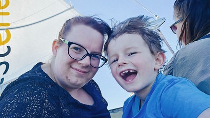 Porträt einer Mutter mit ihrem Sohn, die auf einem Schiff sitzen