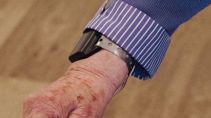 Ein Arm trägt ein Armband mit Funksender.