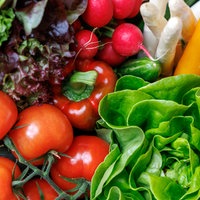 Nahaufnahme von Gemüse: Tomaten, Paprika, Salat und Spargel