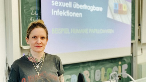 Lehrerin Ulrike Kuhlmann, sie hat dunkelblondes Haar und trägt ein schwarzes T-Shirt.