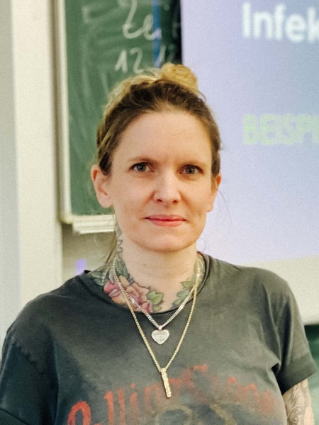 Lehrerin Ulrike Kuhlmann, sie hat dunkelblondes Haar und trägt ein schwarzes T-Shirt.