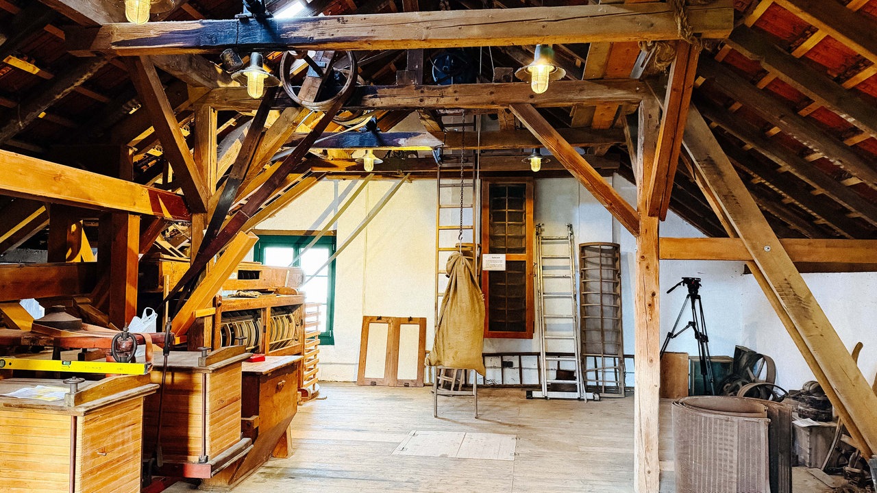 Die alte Mühle in Meckenheim von innen, zu sehen ist Gebälk und ein Sack, der von einem Balken herunterhängt