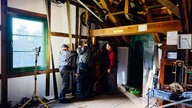 Drei Männer werkeln in einer alten Mühle in Meckenheim