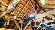Die Decke einer alten Mühle von innen, zu sehen sind Holzbalken