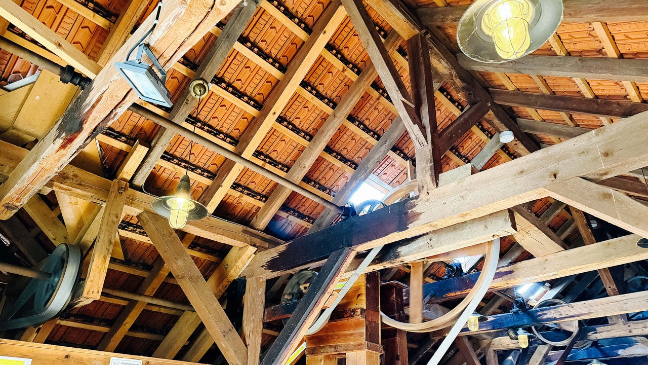 Die Decke einer alten Mühle von innen, zu sehen sind Holzbalken
