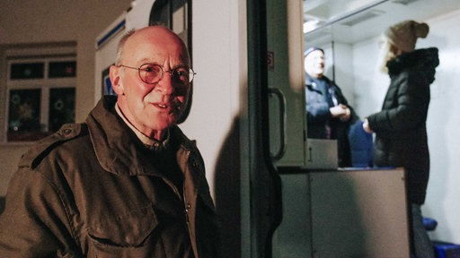 Ehrenamtler Klaus Butterweck steht vor einem Krankentransporter am Wuppertaler Hauptbahnhof