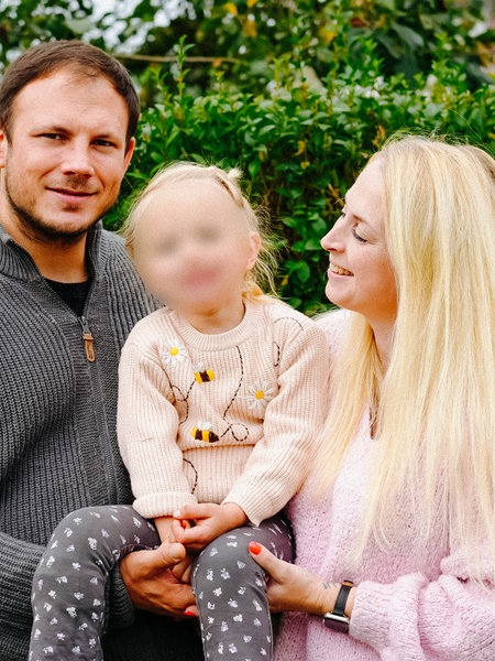 Julia und Oliver Korbach mit Tochter Nele auf dem Arm.