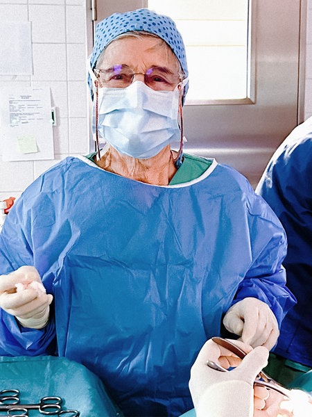 Margret Bodemann in Arbeitskleidung am OP-Tisch