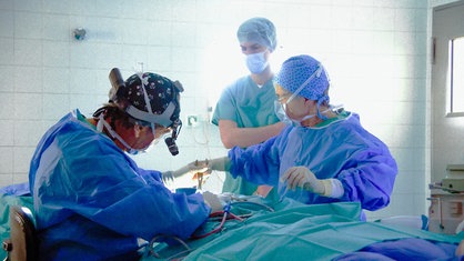 Margret Bodemann, Nasenchirurg Ulrich Möckel und ein weiterer OP-Helfer inmitten einer Operation.