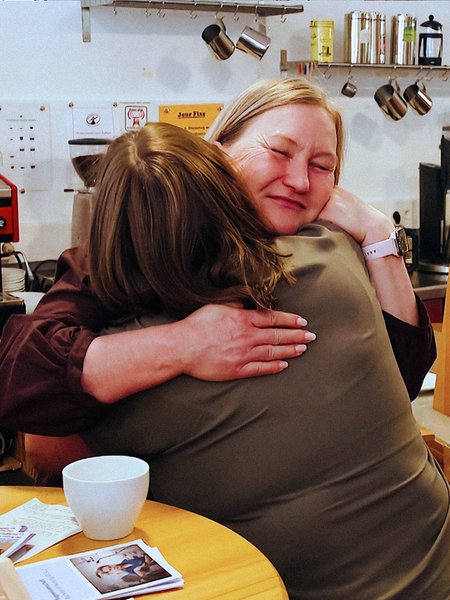 Die Freundinnen Nicole und Kirsten umarmen sich