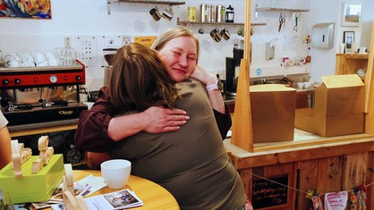 Die Freundinnen Nicole und Kirsten umarmen sich