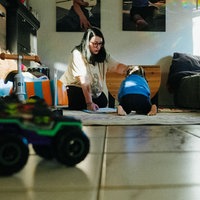 Nadine Rüggeberg sitzt mit ihrem Sohn auf dem Boden ihres Wohnzimmers und spielt.
