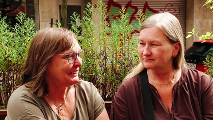 Die Freundinnen Nicole und Kirsten sitzen nebeneinander