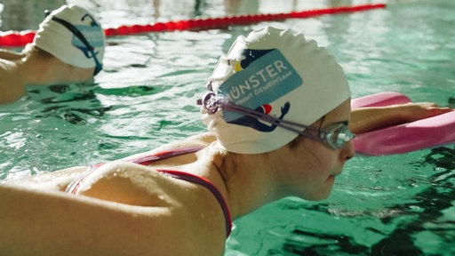 v. l. Felix und Emma Vowerk im Wasser