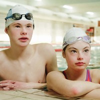 v. l. Felix und Emma Vorwerk im Hallenbecken