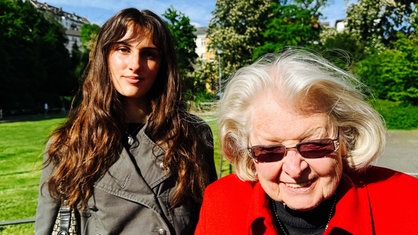Die 17-jährige Schülerin Thea Zöller steht neben der 89-jährigen Seniorin Hanna Bause.