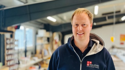 Tischlermeister Tobias Gregor in seiner Werkstatt.