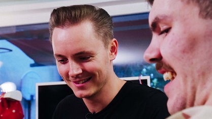 Zwei junge Männer lächeln