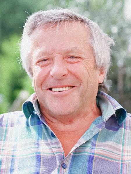 Josef Kremer trägt ein kariertes Hemd und lächelt freundlich